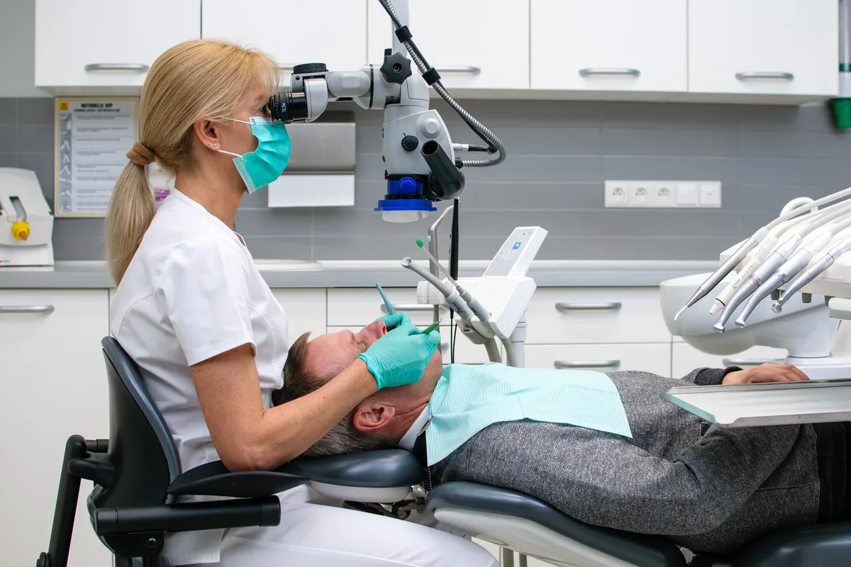 Precyzyjne leczenie kanałowe pod mikroskopem — zbliżenie na zabieg endodontyczny